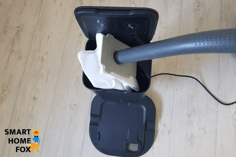 содержимое мешка для пыли на вытяжной станции высасывается с помощью обычного пылесоса.